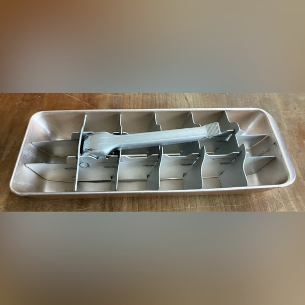 Retro rosé Metal Ice Cube Tray with Lever
